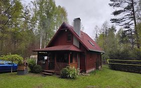Klimatyczny domek w lesie przy jeziorze